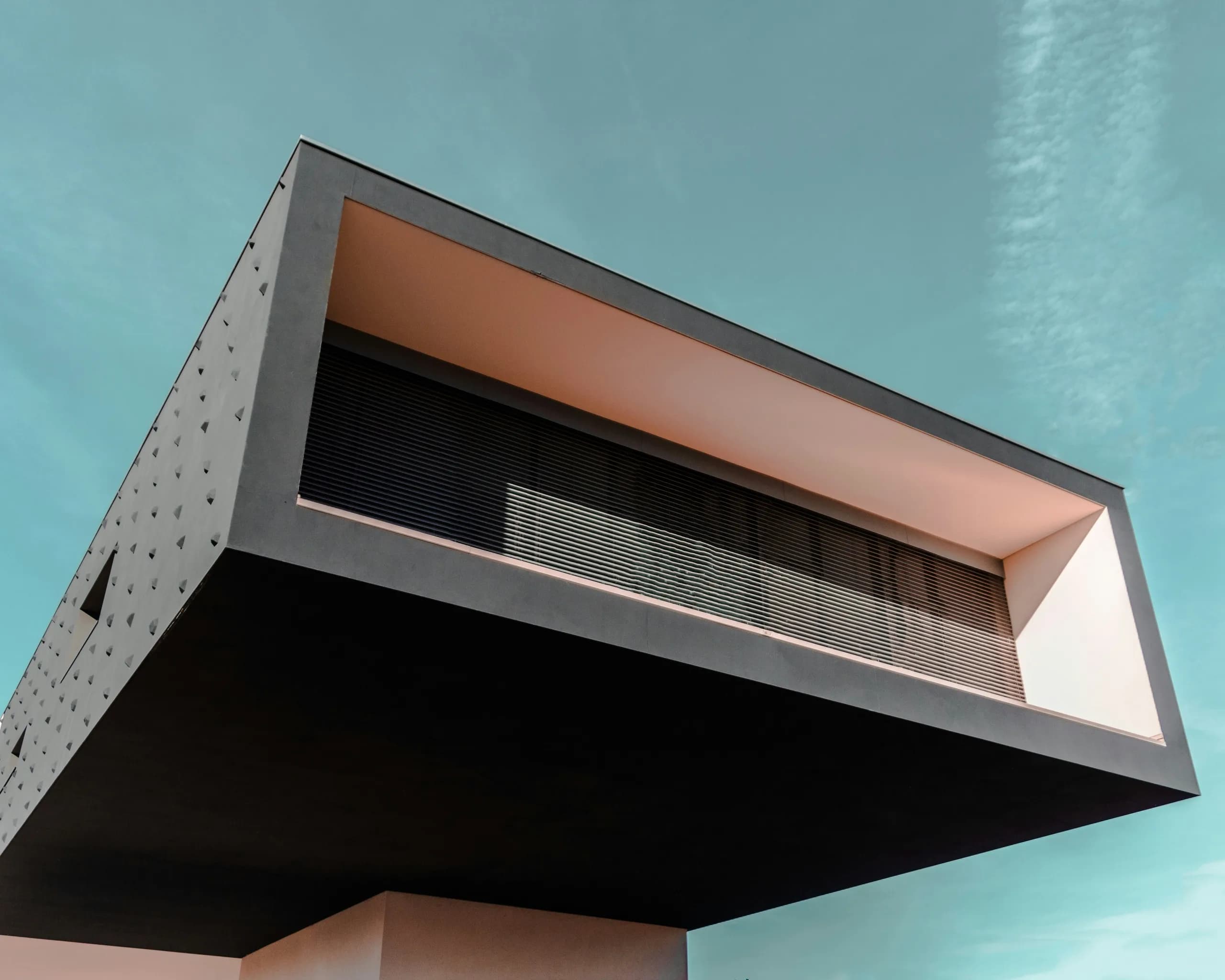 The overhang on the estuary side.
